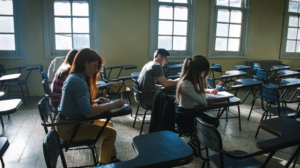 Ученики пишут диктант в классе