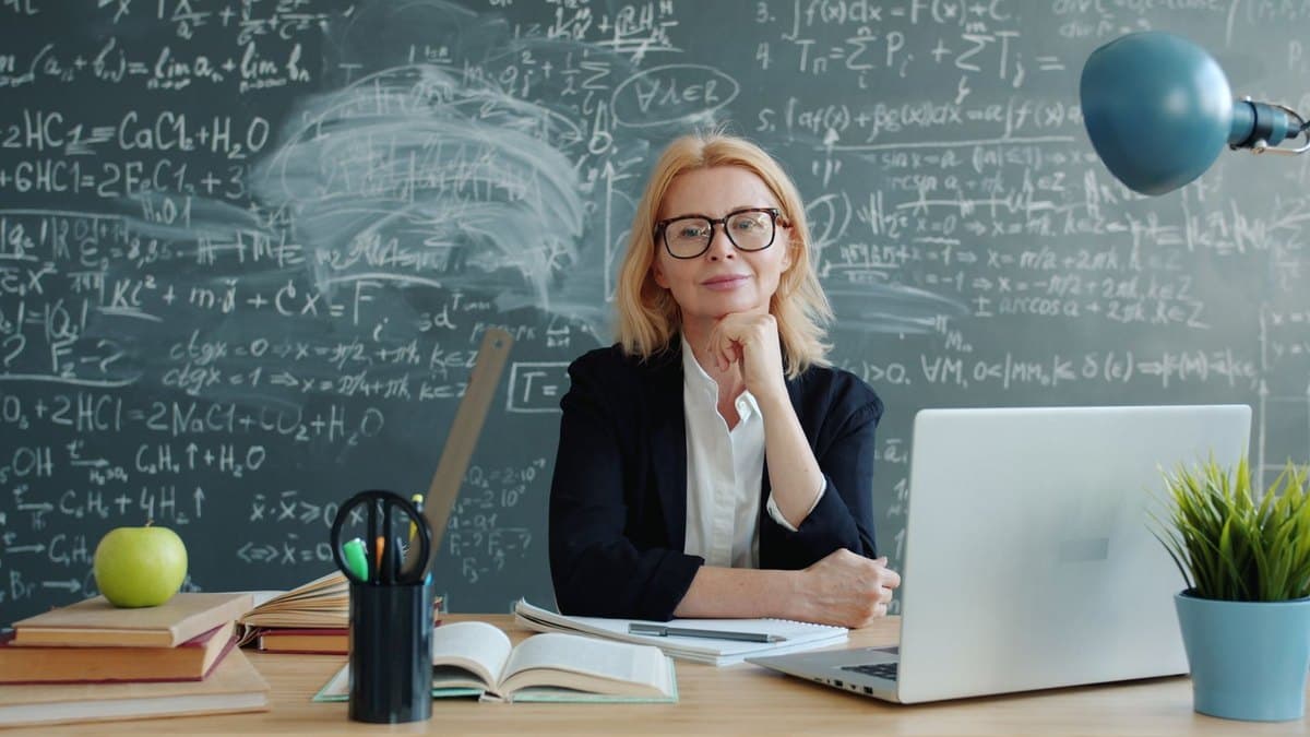 Учитель за столом готовит дидактические материалы для урока